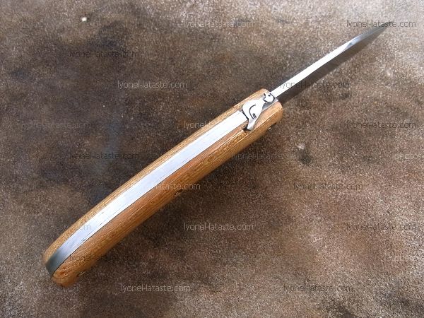 Couteau LOU PALOUMAYRE manche en robinier et sa palombe sur le ressort.