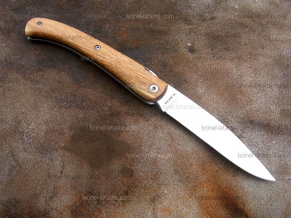 Couteau LOU PALOUMAYRE avec un manche en robinier.
