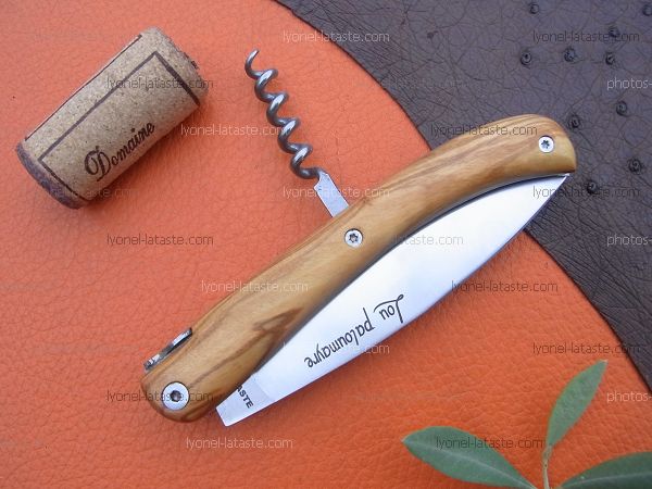 Couteau LOU PALOUMAYRE olivier avec tire-bouchon, présentation couteau fermé et tire-bouchon ouvert.