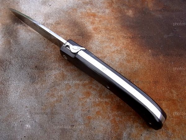 Couteau LOU PALOUMAYRE manche en ébène et sa palombe sur le ressort.