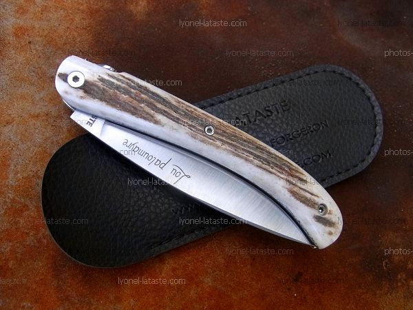 Couteau LOU PALOUMAYRE manche en racine de thuya avec son étui de protection, fourreau de poche.
