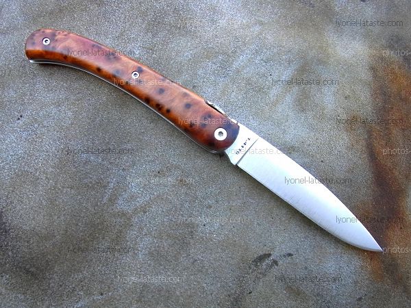 Couteau LOU PALOUMAYRE manche en racine de thuya, présentation du couteau fermé. 