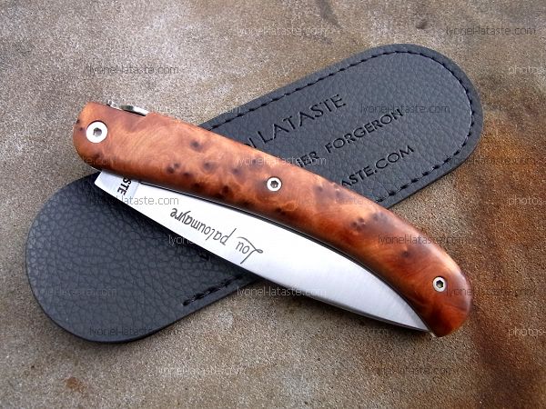 Couteau LOU PALOUMAYRE manche en racine de thuya avec son étui de protection, fourreau de poche.