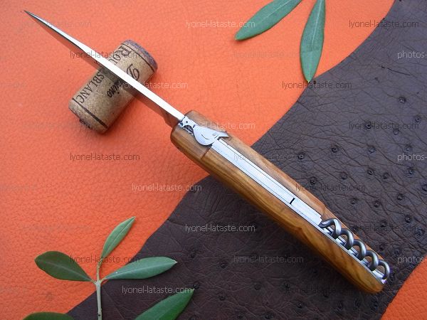 Couteau LOU PALOUMAYRE olivier avec tire-bouchon et sa palombe sur le ressort, tire-bouchon latéral noyé dans la ligne du couteau.
