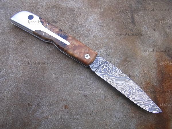 Couteau LE BECASSIER manche en loupe de peuplier stabilisée et lame en damas forgé.