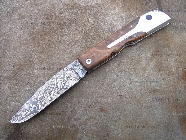 Couteau LE BECASSIER manche en loupe de peuplier stabilisée et lame en damas forgé.