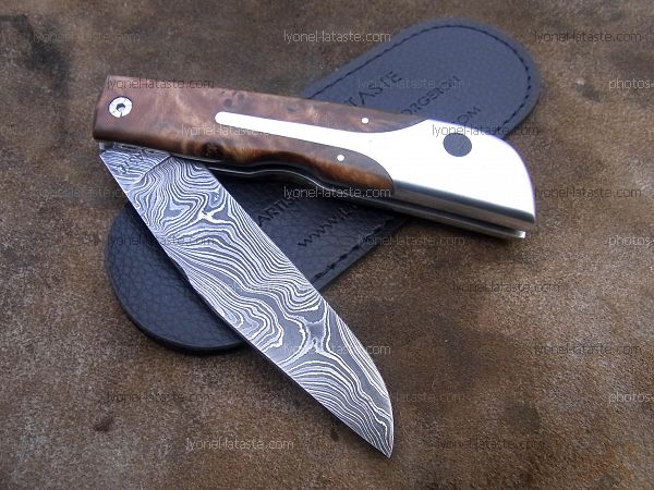 Couteau LE BACASSIER manche loupe de peuplier stabilisée et damas avec son étui de protection, fourreau de poche.