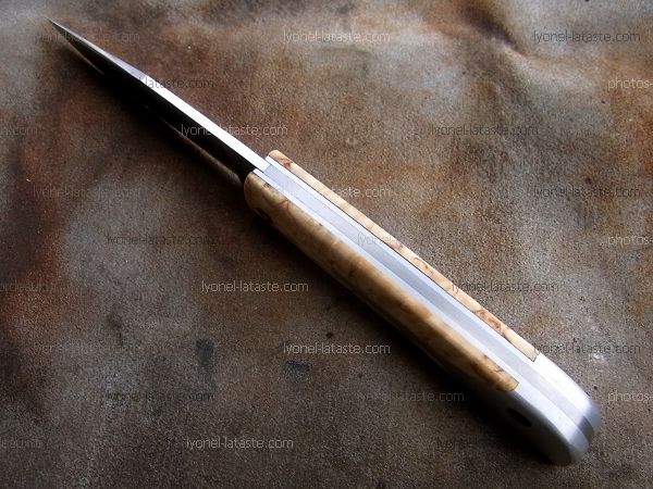 Couteau LE BECASSIER manche en bouleau, présentation dessus du couteau