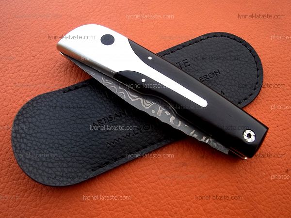 Couteau LE BACASSIER manche ébène et damas avec son étui de protection, fourreau de poche.