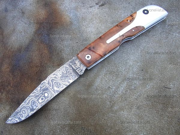 Couteau LE BECASSIER manche en racine de thuya et lame en damas forgé.