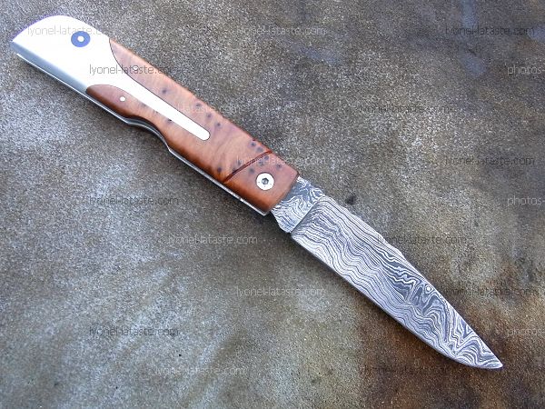 Couteau LE BECASSIER manche en racine de thuya et lame en damas forgé.