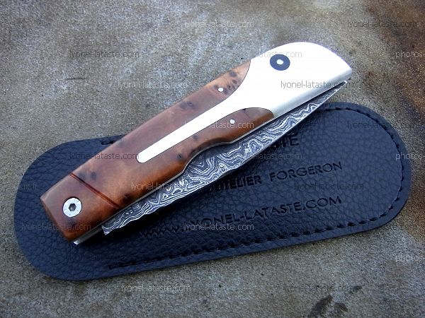 Couteau LE BACASSIER manche en thuya et damas avec son étui de protection, fourreau de poche.