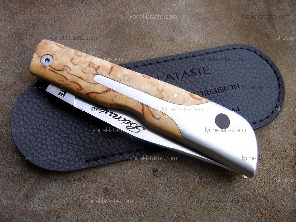 Couteau LE BACASSIER manche bouleau avec son étui de protection, fourreau de poche.