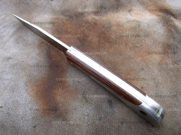 Couteau LE BECASSIER manche en Olivier, présentation dessus du couteau.
