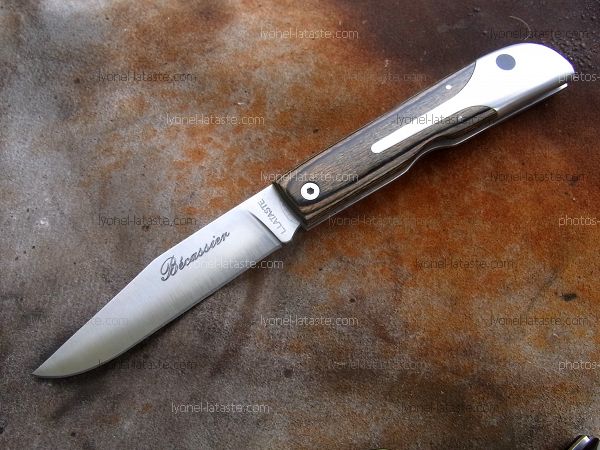 Couteau LE BECASSIER avec un manche en hêtre stabilisé gris ardoise