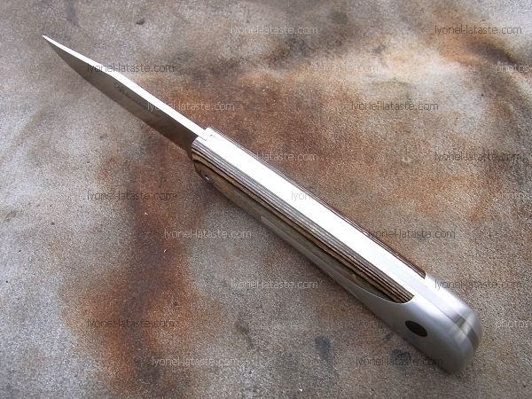 Couteau LE BECASSIER manche en Olivier, présentation dessus du couteau.