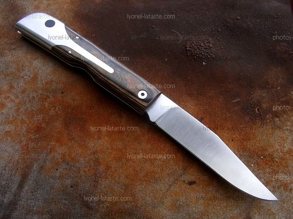 Couteau LE BECASSIER avec un manche en hêtre stabilisé gris ardoise