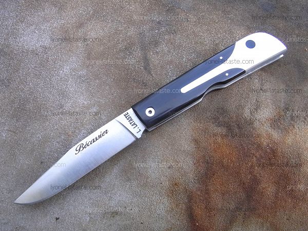 Couteau LE BECASSIER avec un manche en ébène.
