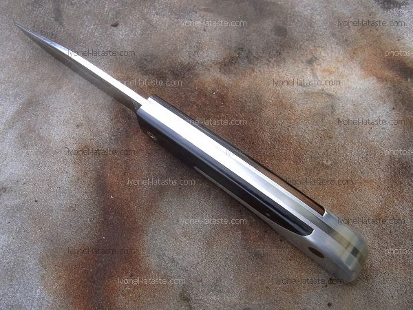 Couteau LE BECASSIER manche en ébène, présentation dessus du couteau.
