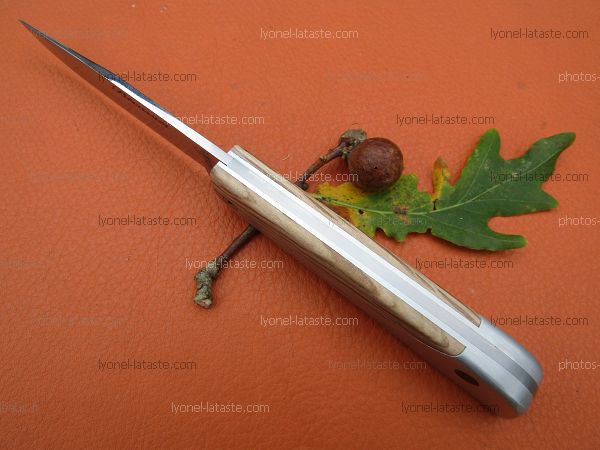 Couteau LE BECASSIER manche en chêne, présentation dessus du couteau.