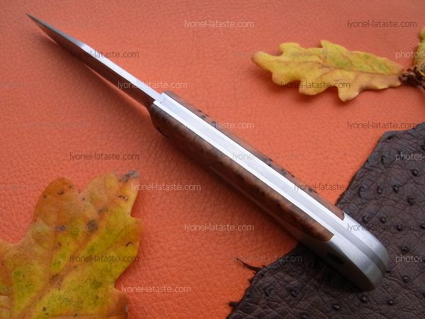 Couteau LE BECASSIER manche en racine de thuya, présentation dessus du couteau.