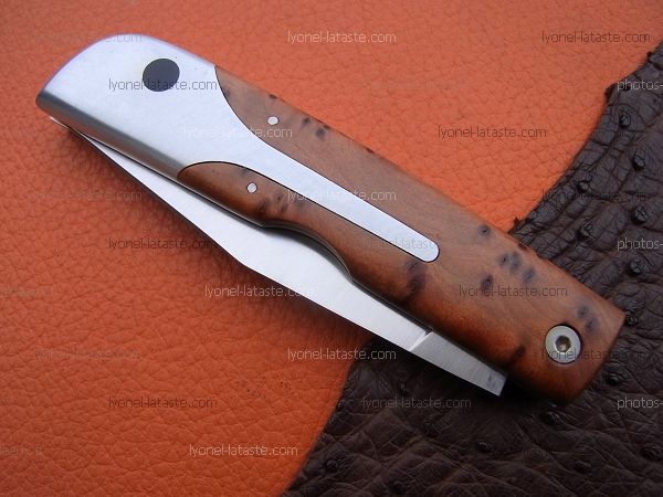 Couteau LE BACASSIER manche en racine de thuya, présentation du couteau fermé.