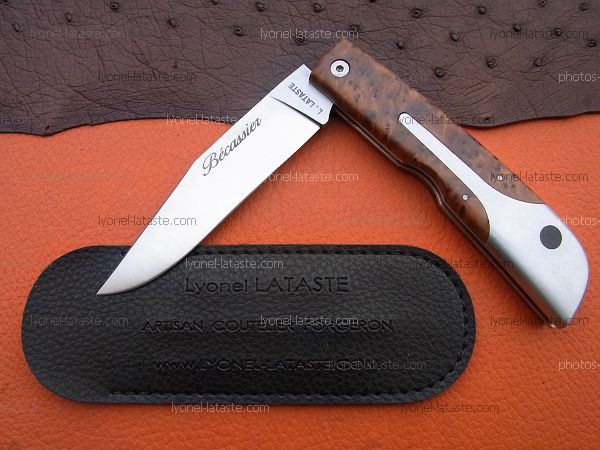 Couteau LE BACASSIER manche en racine de thuya avec son étui de protection, fourreau de poche.