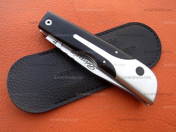 Couteau LE BACASSIER manche ébène avec son étui de protection, fourreau de poche.