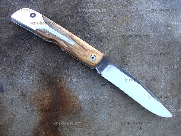 Couteau LE BECASSIER manche en racine de thuya, présentation dessus du couteau.