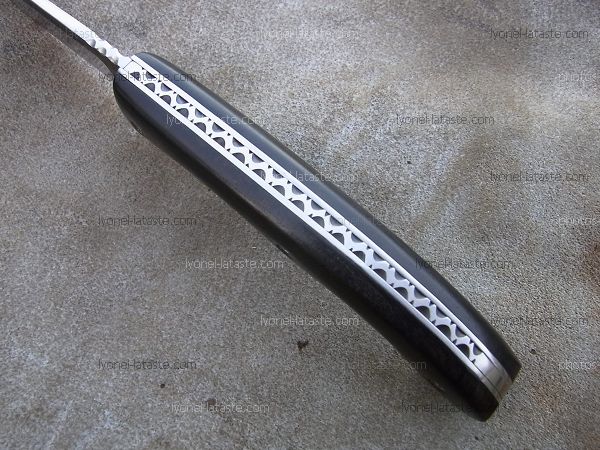 Couteau LE BAZADAIS lame acier avec guillochage sur le dos du ressort et à l'intérieur. Guillochage dos de lame.