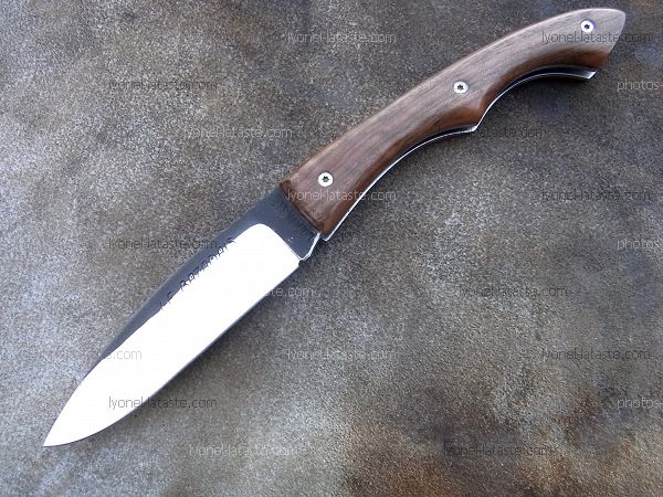 Couteau pliant Le Bazadais manche noyer et lame en acier, brut de forge.