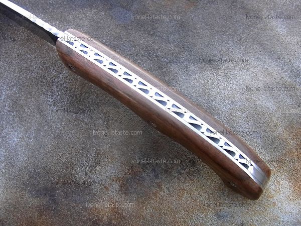 Couteau LE BAZADAIS lame acier avec guillochage sur le dos du ressort et à l'intérieur. Guillochage dos de lame.