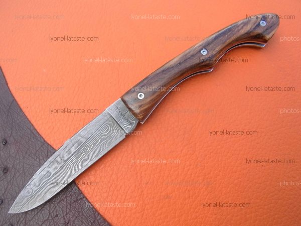 Couteau LE BAZADAIS avec manche en zebrano et une lame en damas forgé.