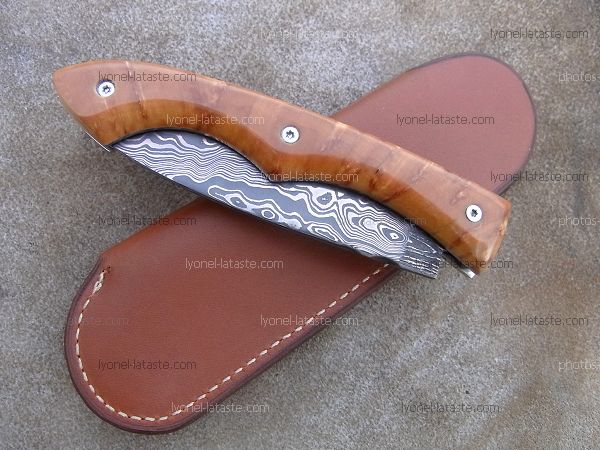Couteau pliant Le Bazadais avec son fourreau en cuir.