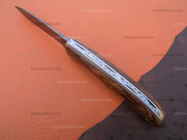 Couteau LE BAZADAIS lame damas avec guillochage sur le dos du ressort et à l'intérieur. Guillochage dos de lame.