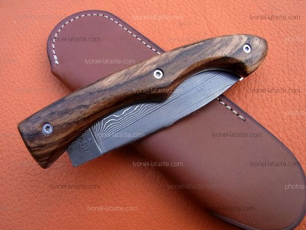 Couteau LE BAZADAIS lame damas, présentation fermé avec son étui de protection,(fourreau de poche).