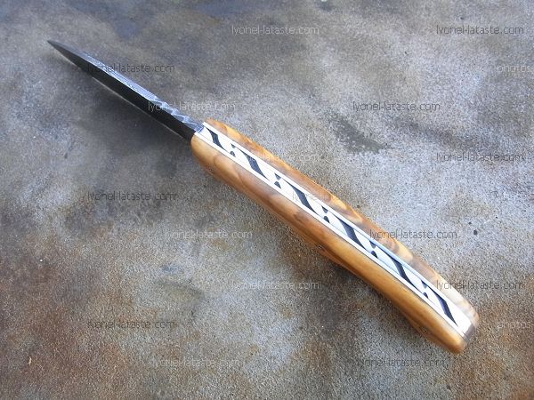 Couteau LE BAZADAIS lame damas avec guillochage sur le dos du ressort et à l'intérieur. Guillochage dos de lame.