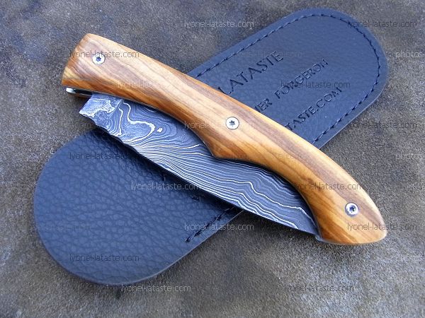 Couteau LE BAZADAIS lame damas, présentation fermé avec son étui de protection,(fourreau de poche).