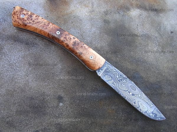 Couteau Le GRAAL manche en magnifique loupe de genévrier avec lame en damas forgé.