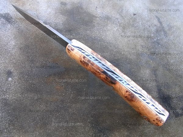 Couteau Le GRAAL lame damas avec guillochage sur le dos du ressort et à l'intérieur. Guillochage dos de lame.