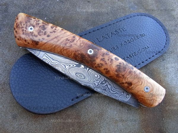 Couteau Le GRAAL, magnifique loupe de genévrier, lame damas avec son étui de protection,(fourreau de poche)