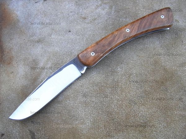 Couteau pliant Le GRAAL manche en châtaignier avec une lame forgée en acier XC75 OXYDABLE.