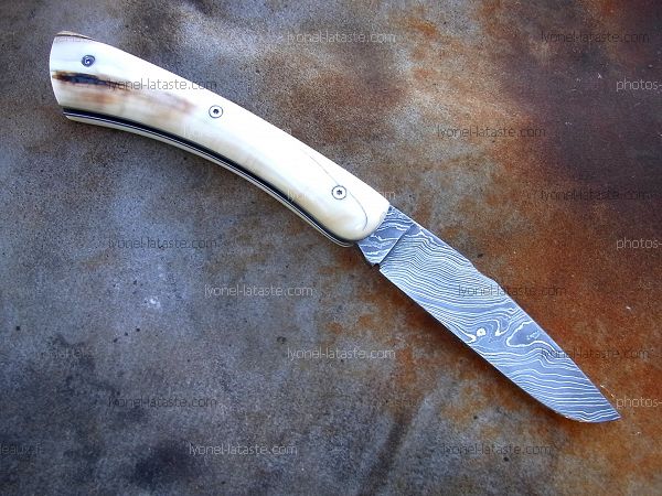 Couteau Le GRAAL manche en ivoire de phacochère avec lame en damas forgé motif torsadé