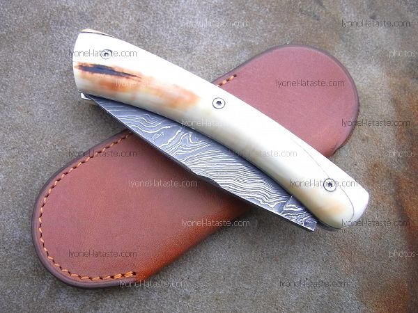 Couteau Le GRAAL ivoire de phacochère, lame damas, livré avec son étui de protection en cuir. (fourreau de poche)