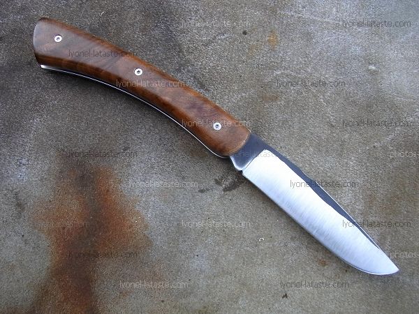 Couteau pliant Le GRAAL manche en ronce de noyer avec une lame forgée en acier XC75 OXYDABLE.