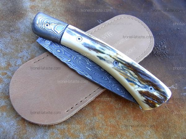 Couteau Le GRAAL ivoire de mammouth, lame damas, livré avec son étui de protection en cuir. (fourreau de poche)