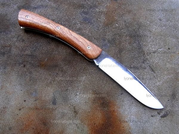 Couteau pliant Le GRAAL manche en orme avec une lame forgée en acier XC75 OXYDABLE.