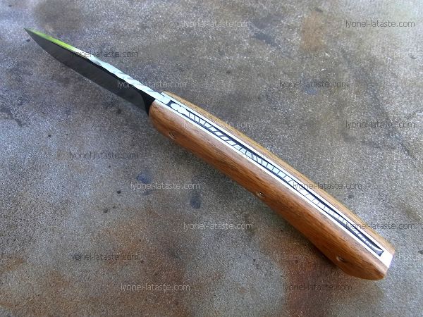 Couteau pliant Le GRAAL avec guillochage sur le dos du ressort et à l'intérieur. Guillochage dos de lame.
