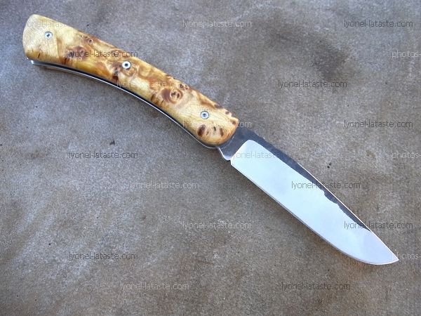 Couteau pliant Le GRAAL manche en frêne avec une lame forgée en acier XC75 OXYDABLE.