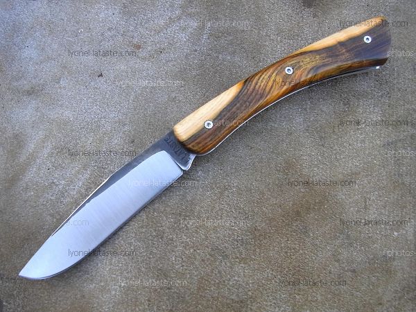 Couteau pliant Le GRAAL manche en bouleau teintée avec une lame en acier INOXYDABLE 14c28.